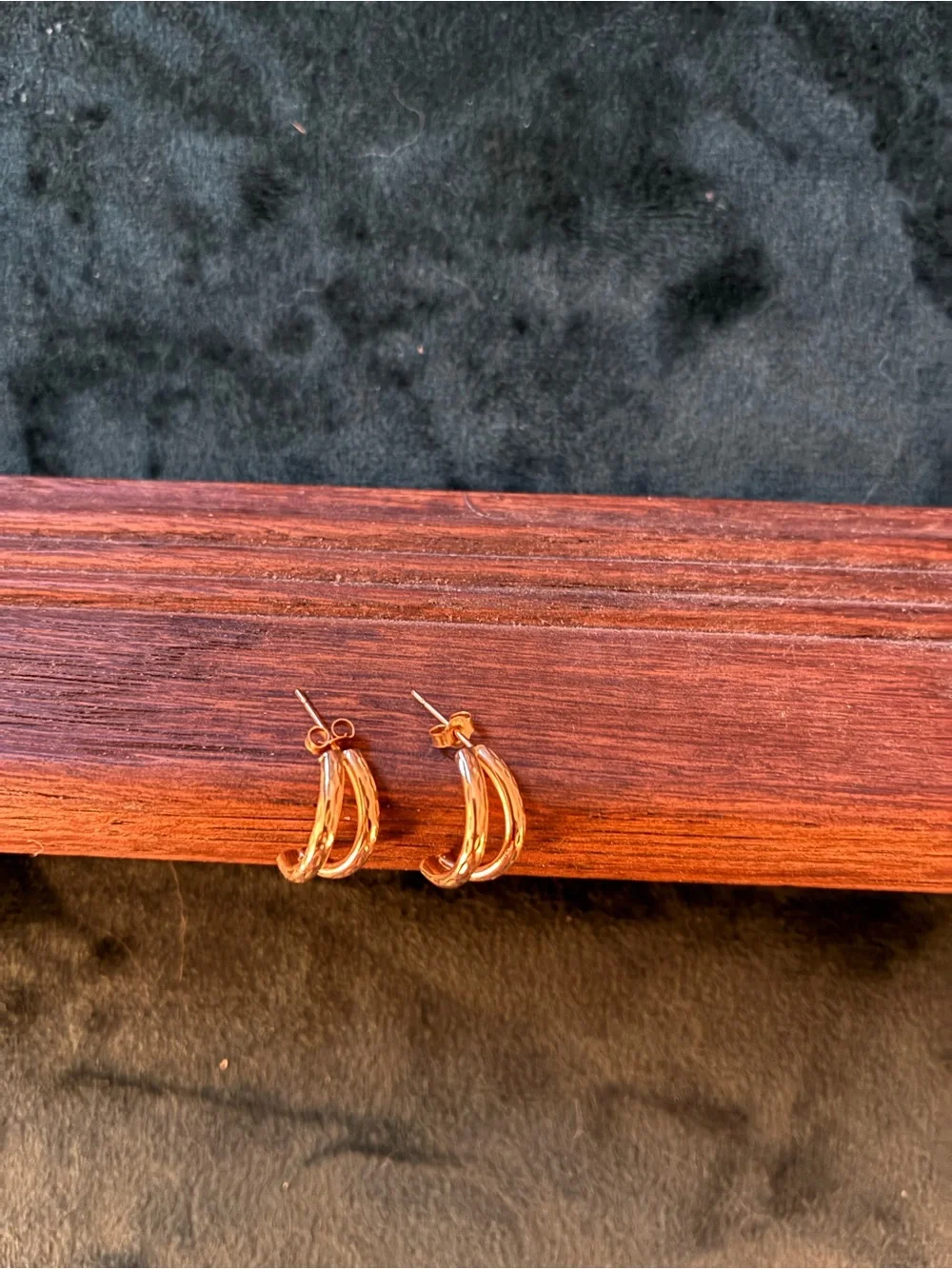 10k Solid Yellow Gold Diamond Cut Detail Hoops 0.59g - Picture 9 of 12